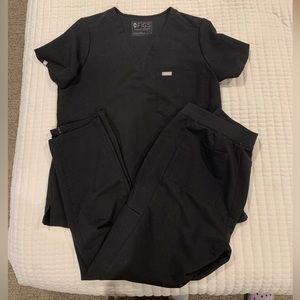 Black Figs scrub set